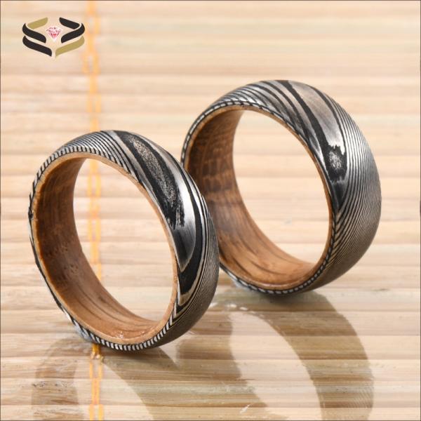 Anneaux de mariage en acier damas gravé 6mm 8mm avec incrustation de douelle de fût de whisky