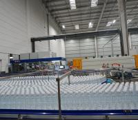 耐久性のあるダイナミックボトルバッファープラットフォーム 42,000 BPH のボトル水生産 堅牢なモーター制御