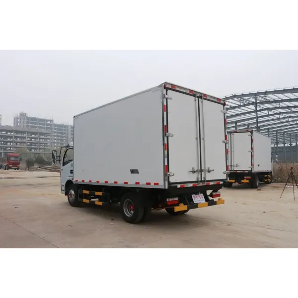 DONGFENG 5 Tons Small Refrigerator Box Truck , Light Refrigerator Freezer Truck