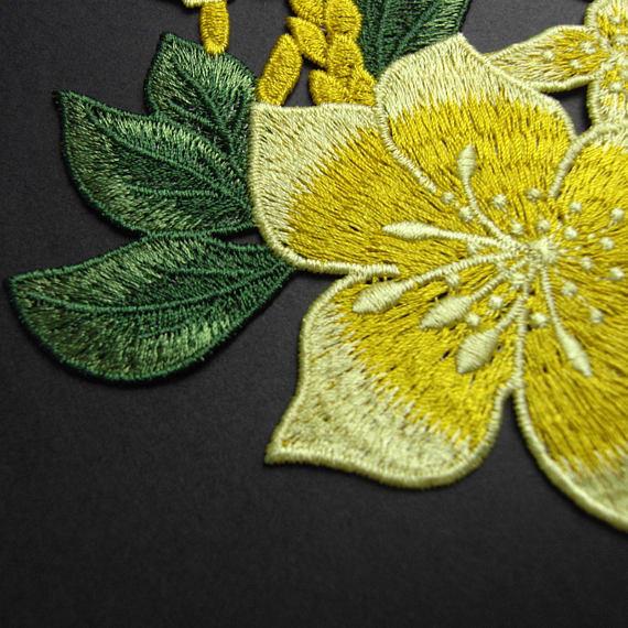 A flor amarela costura em Appliques bordados do laço dos remendos para a roupa 14 x 32 CM