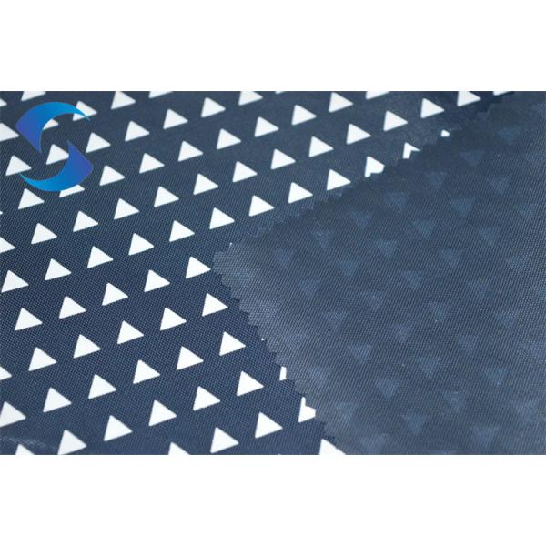 印刷される生地210D 100%のポリエステル防水ライニングの生地を並べる