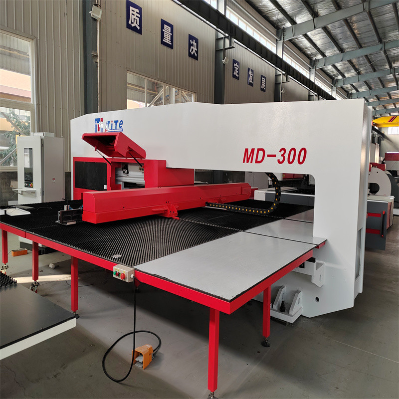 Двойная пресса пунша башенки листа пробивая машины 2000mm*5000mm башенки CNC сервопривода