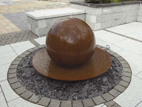 Outdoor Rusty Corten Steel Garden Fountain Ball Shaped Waterfall