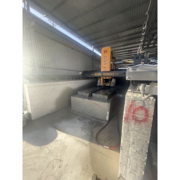 Máquina de corte de piedra CNC con cabeza de corte de precisión estructura de trabajo pesado y corte de alta velocidad para el procesamiento de piedra a gran escala