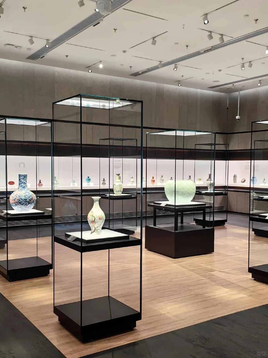 Anti-Glare Four-Sided Museum Exhibit Cabinet with Suspended Mid-Height Plinth and Solid Black Base
