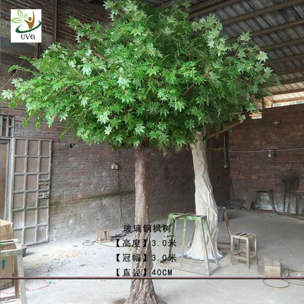 UVG high simulation fiberglass indoor fake trees with green imitation maple leaves for party decoration GRE073