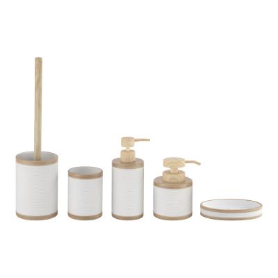 Conjunto de banheiro de poliresina branca de cinco peças com borda de madeira pintada à mão