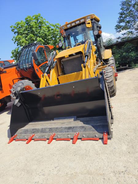 Used Backhoe Yuchai YC4A105Z-T20 Second Hand Backhoe 2500KGs