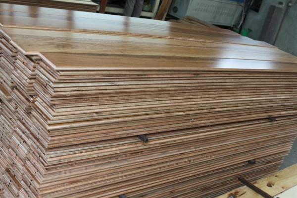 Pacifique a repéré le plancher de bois de construction machiné par gomme avec le finissage brillant