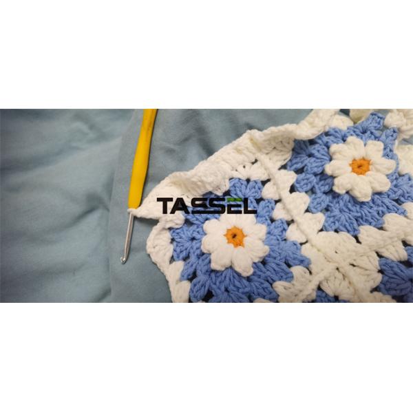 Связанная красотой ручной работы сумка маргаритки сумки подгоняла конструированный