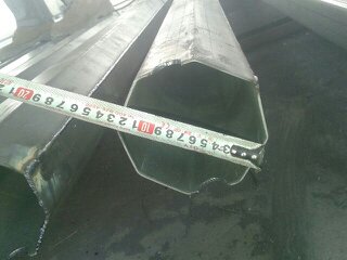 Известный фонарный столб металла горячего погружения проекта гальванизированный, белый поляк стали света покрытия