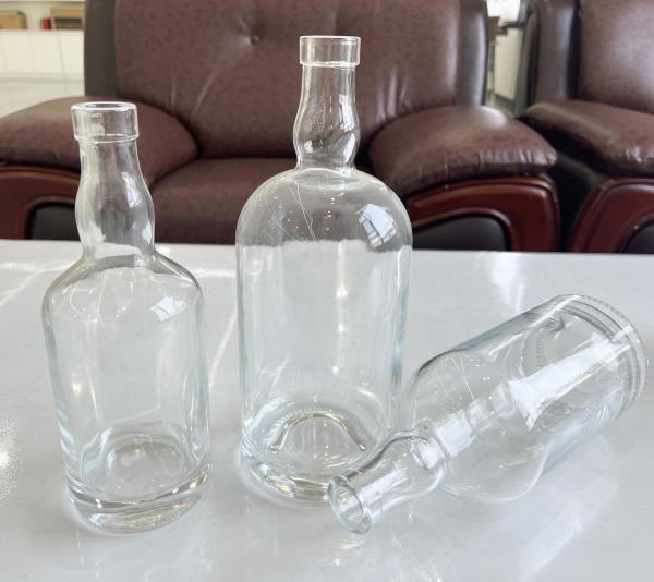 Garrafa de vidro transparente de 750 ml para bebidas alcoólicas Brandy Gin Rum Tequila e Vodka em produtos de vidro