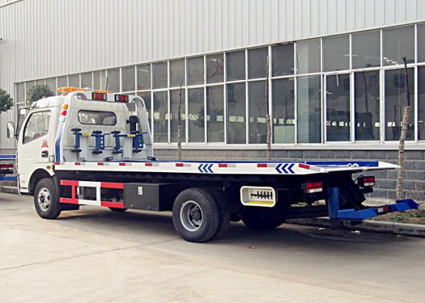 Dongfeng 5 toneladas de caminhão de Wrecker resistente 4*2 da plataforma um - reboque - dois