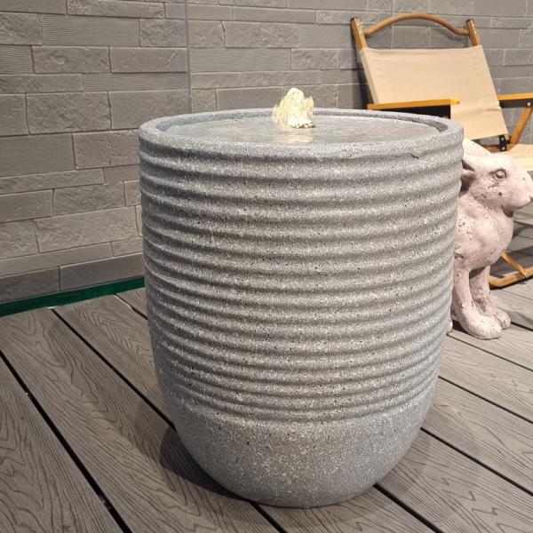 Fonte de água de jardim de resina elétrica em camadas para decoração exterior