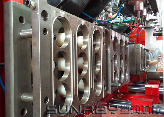 Automatic Plastic Extrusion PE Ocean Sea Ball Blow Molding Machine 3000BPH Capacity