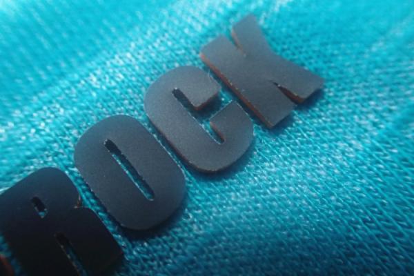 Des patchs de vêtements personnalisés, avec un logo 3D coloré sur les patchs.