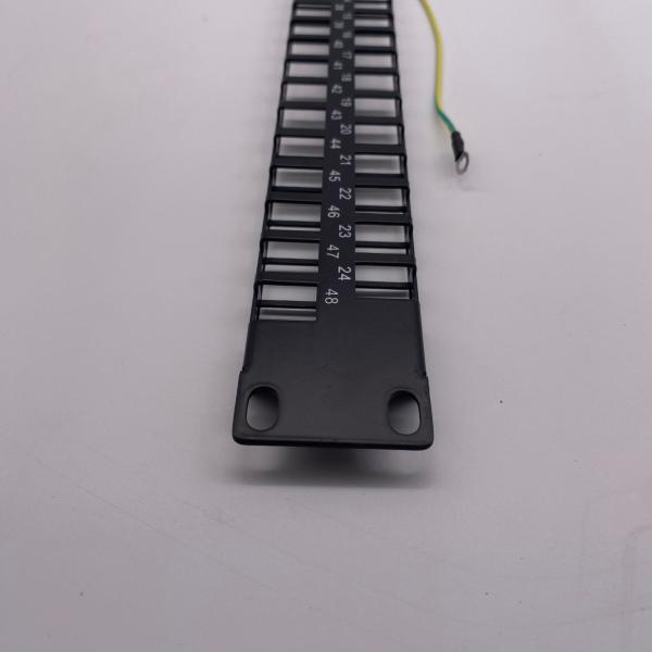 モジュラー高密度ジグザグパッチパネル、48xRJ45/u/s、未実装、1U