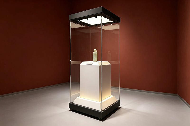Illuminated Tiered Luminous Inner Plinth Museum Display Showcase with 4-Side Anti-Glare Glass for 360-Degree Viewing
