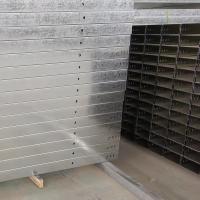 Système de support de câble monté au mur ou au plafond avec finition galvanisée résistante à la corrosion