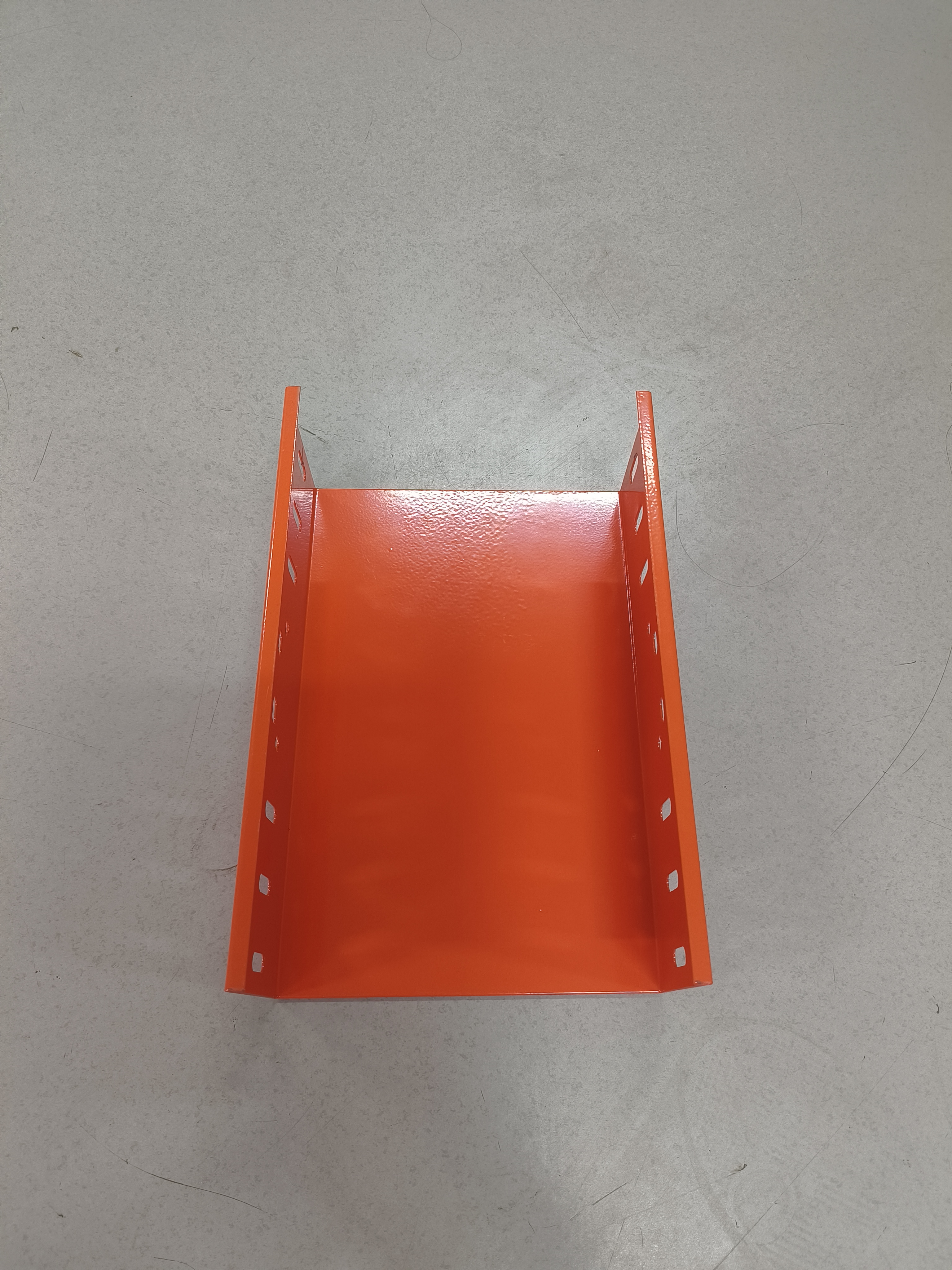 Customizable Solid-Bottom Closed Trough Cable Tray with Anti-Corrosion Protection and Modular Spliced Design