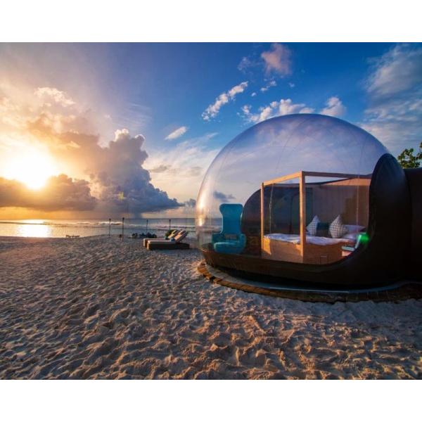 Ясный на открытом воздухе гостиничный номер пузыря товарного сорта располагаясь лагерем шатра