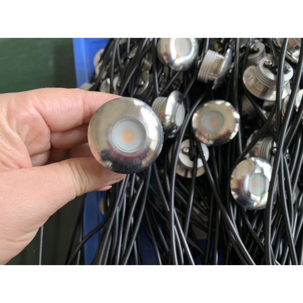 На открытом воздухе крытый настил придает квадратную форму светам доказательства воды мостов ИП67 садов тротуара