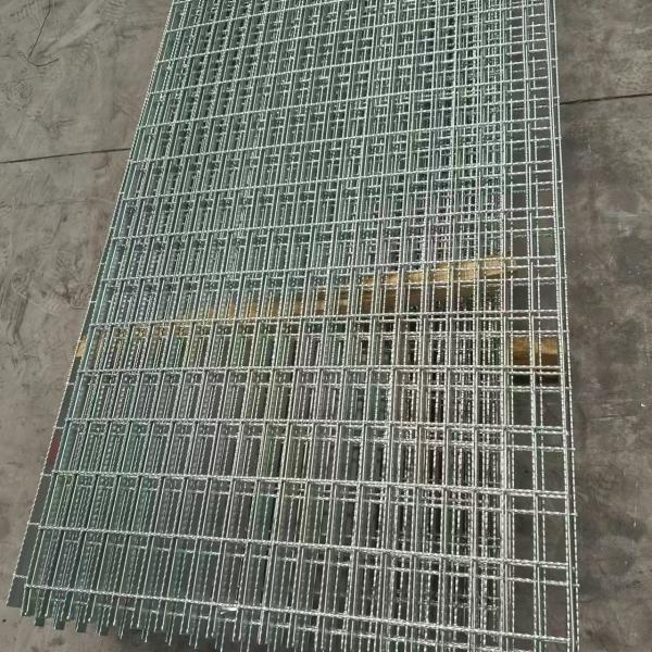 The surface is a serrated silver steel grating with good connection