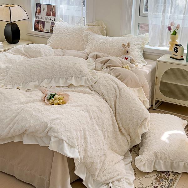 2023 Hot Lace Rose Rabbit Plush Four-Piece Set Comforter Set with Solid Pattern Type