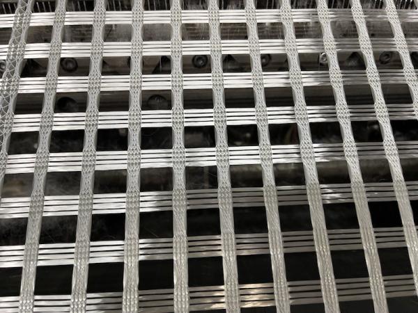 100-100KN/M Bitumen Coated Fiberglass Geogrid Asphalt Pavement Reinforcement Geogrid
