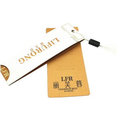 As etiquetas de papel do balanço do tipo da roupa luxuosa feita sob encomenda gravam a folha de ouro que carimba o logotipo