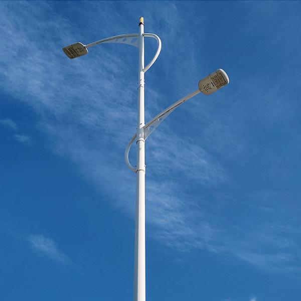 Acier galvanisé à bras simple ou double 20 pieds poteau lumineux de rue avec peinture