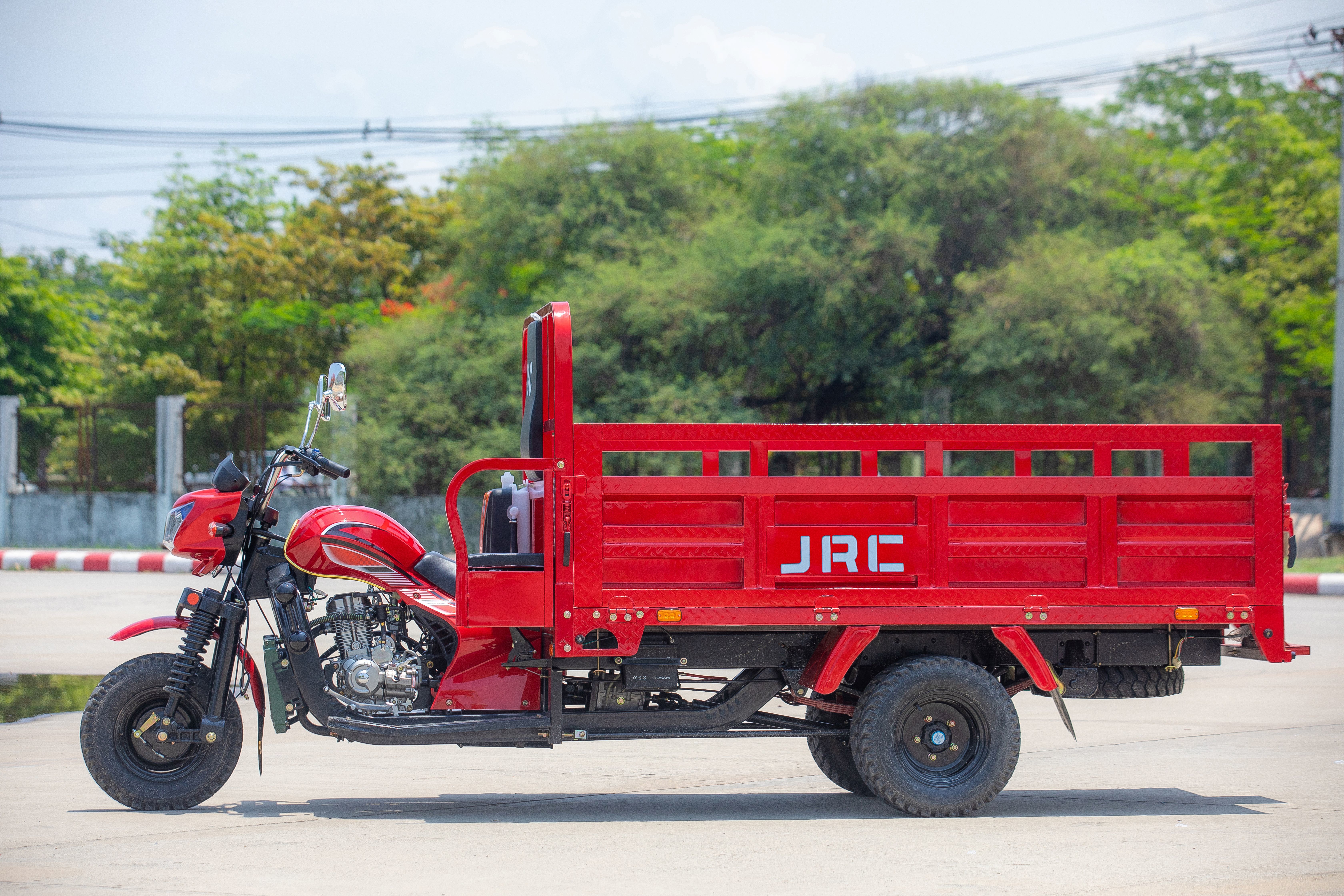 JRC Cargo Tricycle with 300 CC Double Cylinder Engine 650 kg Load Capacity and Drum Brake System