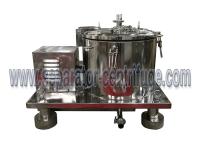 O mergulho do material seco no álcool etílico e seca pelo centrifugador de alta velocidade para o processo do óleo essencial