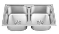 Indicador 22 sobre una pieza de acero inoxidable doble contraria del fregadero de cocina del lavabo