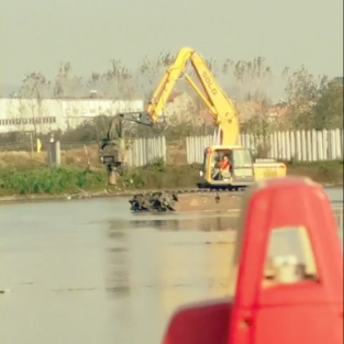 Martillo hidráulico de hincado de tablestacas a 2800 RPM | Hincado eficiente para proyectos fotovoltaicos en terrenos húmedos
