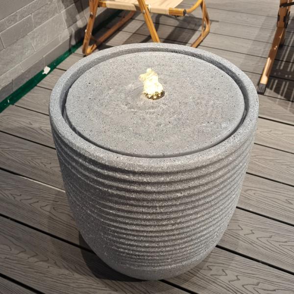 Fonte de água de jardim de resina elétrica em camadas para decoração exterior