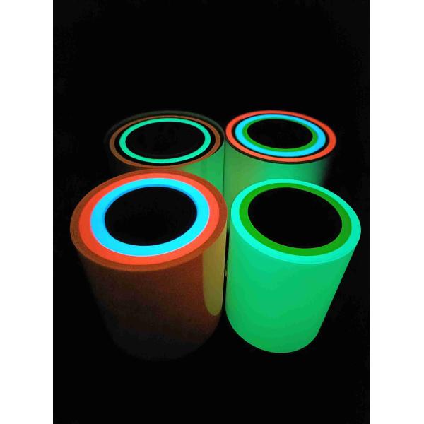 Красочная световая лента светит в темноте для модной спортивной одежды