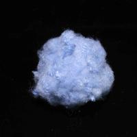 Uma fibra de poliéster sintético regenerada de 51 mm azul-céu PSF para brinquedo de pelúcia