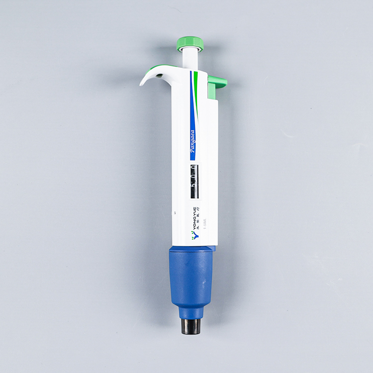 Ergonomic design. Light weight, low operating force, effectively reduce the pressure on palms and arms. The elastic nozzle function perfectly releases the pressure on your hands. Control everything anytime, anywhere, and the multi-angle digital window ensures a comfortable working environment. Regardless of your hand position or working position, all information on the digital window of the pipette can be clearly read. Comfortable feel, lightweight and ergonomically designed, the classic design feels better in the hand. Yongyue pipette, the brand quality is trustworthy. Each pipette body has a specification mark for easy identification. I wish you easy, fast and standard pipetting. Лабораторные цифровые одноканальные пипетки большой емкости 1–5 мл