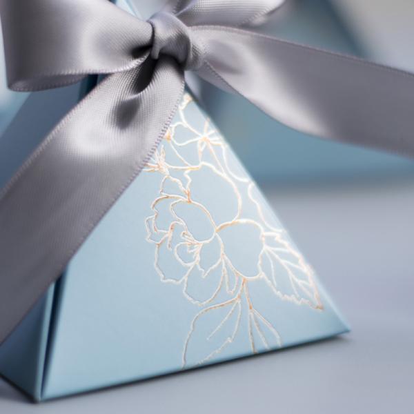 Cajas de recuerdo de boda piramidales azul niebla premium con patrones florales dorados Embalaje de regalo de lujo para invitados