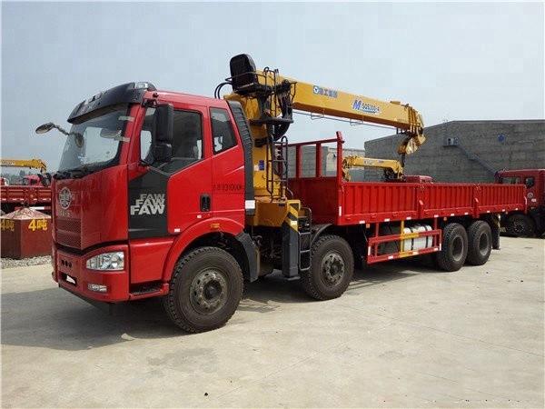 4 o caminhão dos eixos 8x4 montou o guindaste, guindaste hidráulico de 12 toneladas do caminhão