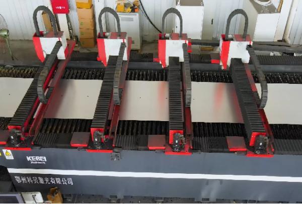 Chargement et déchargement automatiques pour la largeur de traitement 7500 mm*1700 mm et technologie de refroidissement par eau