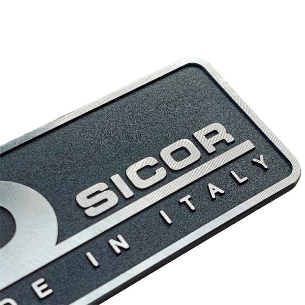 Custom Aluminum Highlight Silver Brand Logo Nameplate Black Anodized Label With Feet