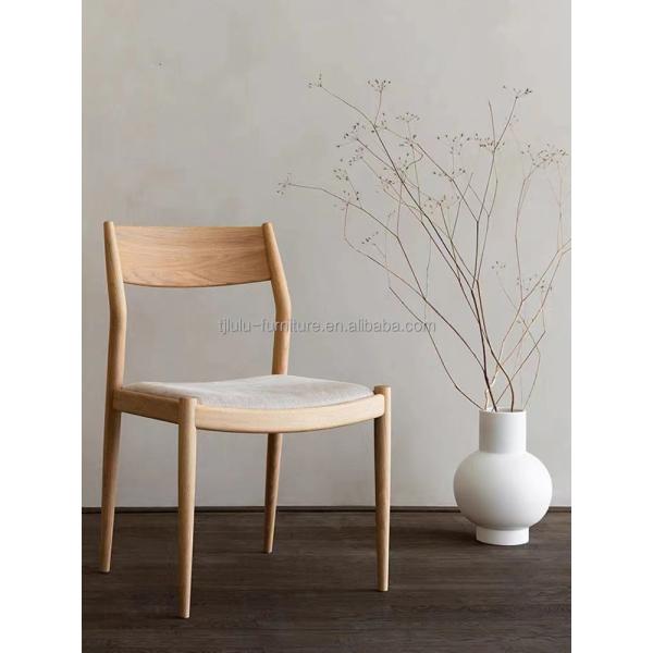 Silla de comedor de madera sólida con cojín cómodo en la naturaleza colores populares para restaurante contemporáneo