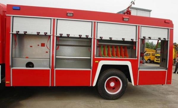 Red Special Purpose Trucks Fire Fighting Vehicle 500L - 7000L With Excellent Gradeability