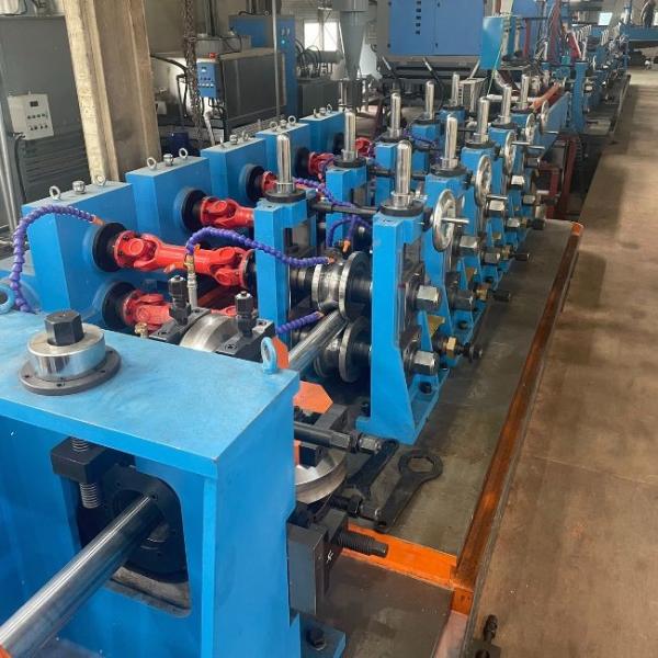 Máquina de moldagem de tubos de solda redonda / quadrada com sistema avançado de rastreamento de costura a laser