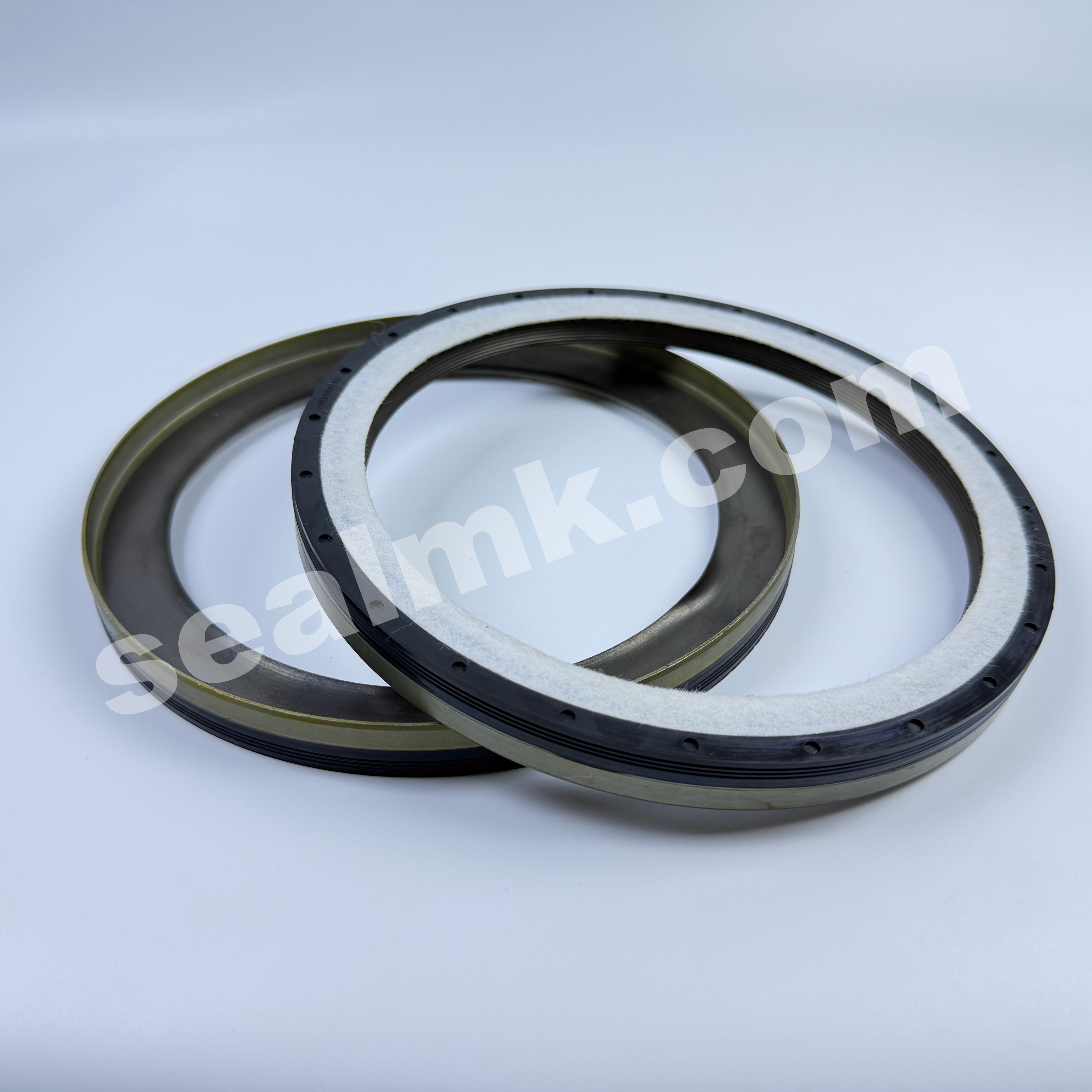 150*180*15 | Compatible with Volvo / Renault OEM Part Numbers: 22086413, 7408148259, 7422086413
Elring Part Number: 545.800
