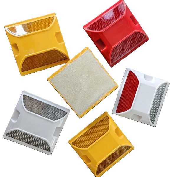 Plastic and ABS Road Stud Suitable for Highway Pavement Marking and Nighttime Road Safety Enhancement