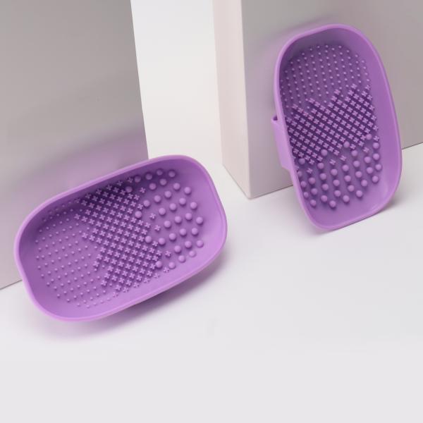 A composição roxa da almofada do líquido de limpeza de escova da composição do purificador utiliza ferramentas a esteira cosmética da limpeza de escova