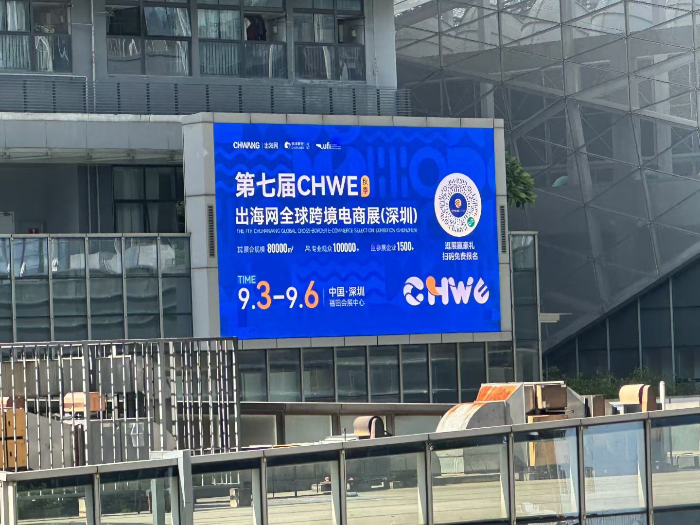 Commercial Large Outdoor LED Display Screens 90° Right Angle Splicing